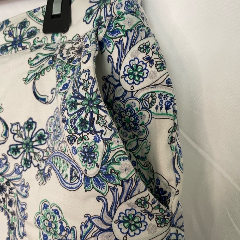 Floral Patterned Women's Shorts - Picture 6 of 8